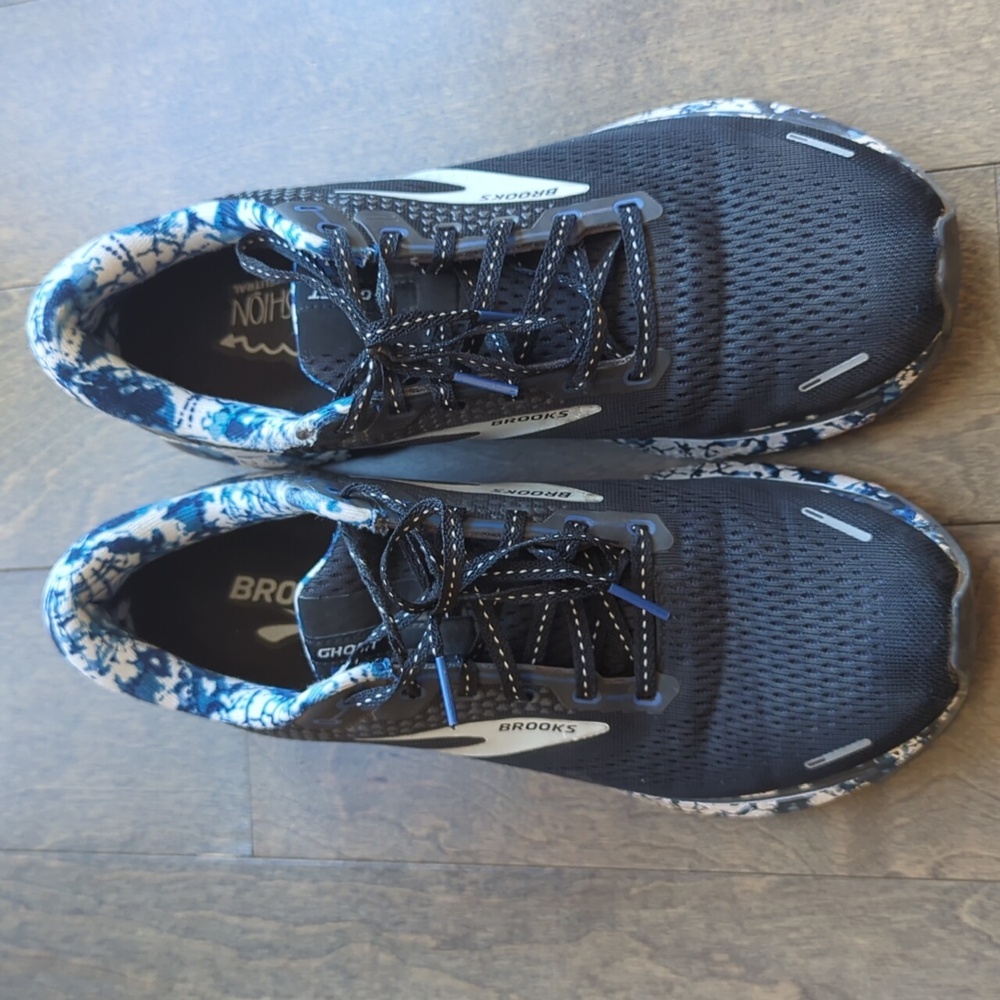 Brooks Men’s Ghost 14 Black and Blue pattern Size 10.5 (D) Good condition!